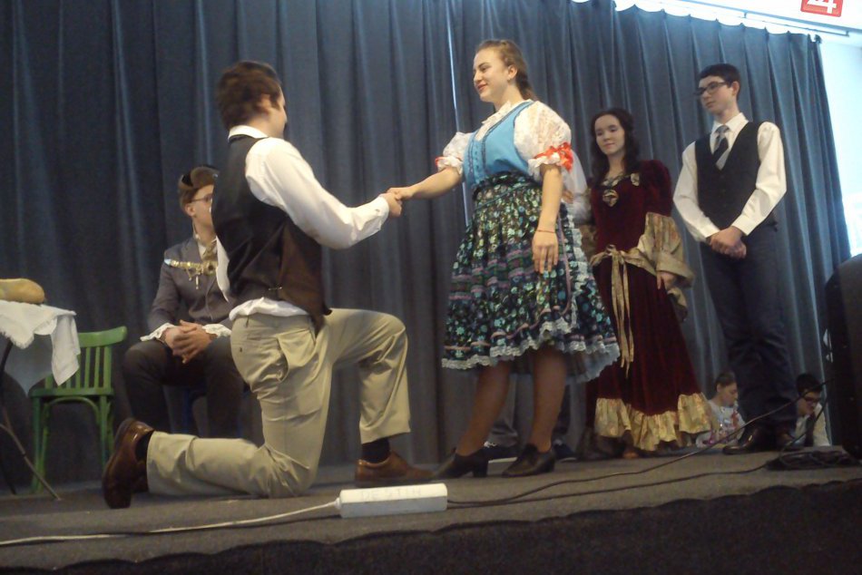 Ilustračný obrázok k článku Bilingvalisti mali Deň divadla. Predstavili sa vlastným naštudovaním slovenskej klasiky