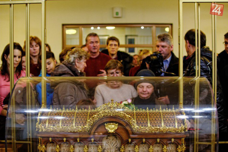 Ilustračný obrázok k článku Veriaci sa dočkali výnimočnej chvíle: Vzácne relikvie svätej Terézie z Lisieux zavítali do Bystrice FOTO