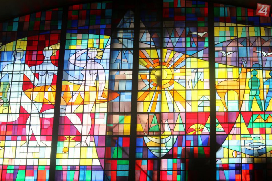 Ilustračný obrázok k článku Pozoruhodnosť, o ktorej veľa ľudí pod Tatrami ani netuší: Ohromujúci pestrofarebný klenot na železničnej stanici