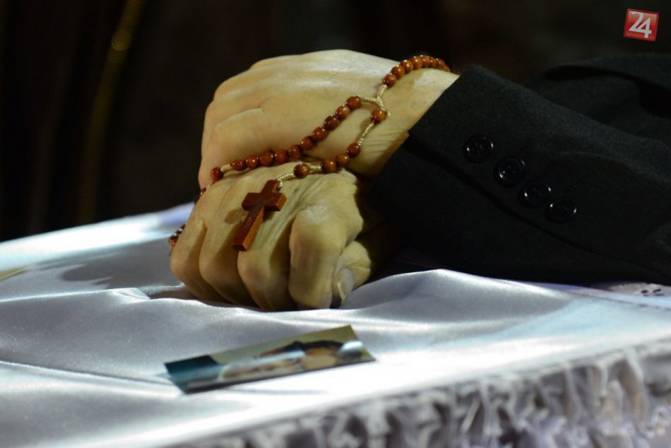 Ilustračný obrázok k článku Obrazom: Stovky ľudí sa dnes naposledy rozlúčili so zosnulým Antonom Srholcom