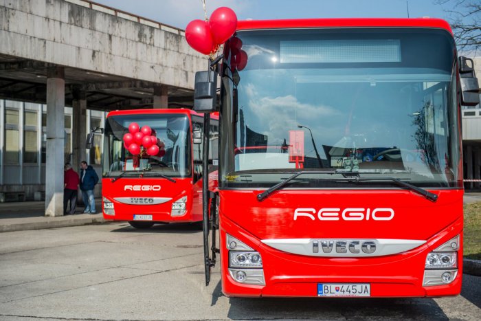 Ilustračný obrázok k článku Na autobusovej stanici zaparkujú cestujúci do Viedne zadarmo. Na Schwechate za rovnakú službu zaplatíte najmenej 25 eur