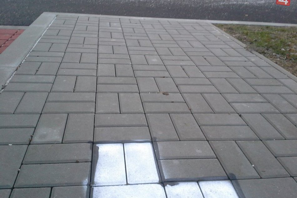 Ilustračný obrázok k článku Neznámy umelec trafil presné kontúry a nudný chodník baví ľudí: Nápad, ktorý nemá chybu!