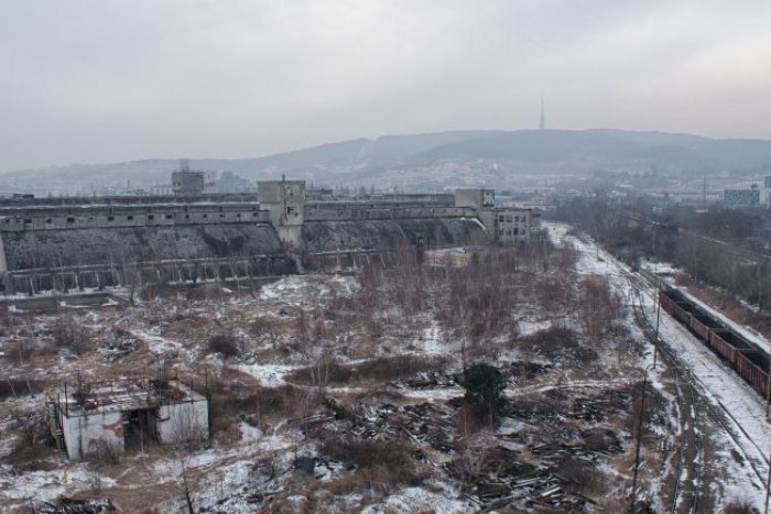 Ilustračný obrázok k článku Spôsob sanácie toxickej skládky vo Vrakuni je už známy. Zaizoluje sa kapsulizáciou