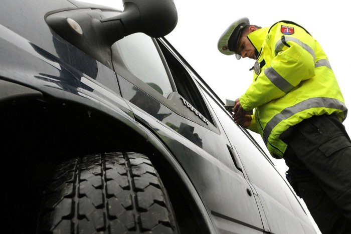 Ilustračný obrázok k článku Policajti v Rajci zastavili ženu (49) za volantom a nestačili sa diviť: Dréger s takouto hodnotou!