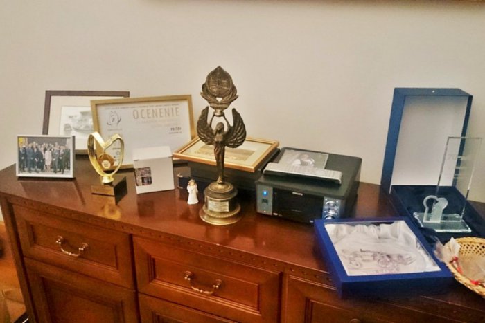 Ilustračný obrázok k článku Primátorka ukázala najnetradičnejší darček od návštevy: Nechýbala ani zásielka s bielym práškom!