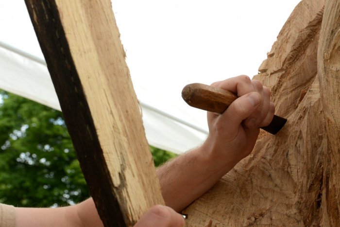 Ilustračný obrázok k článku Vypílili lipu pred dedinským kostolom: Rezbár ju premenil na najväčšiu pýchu tamojších, FOTO