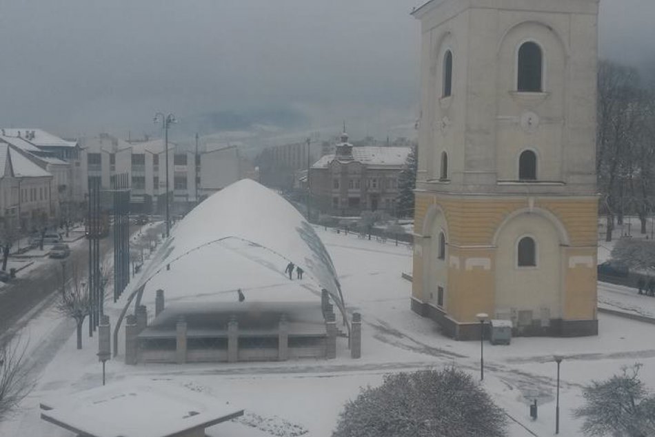 Ilustračný obrázok k článku Perinbaba sa vracia, Brezno varujú: Až takéto sneženie u nás treba očakávať!