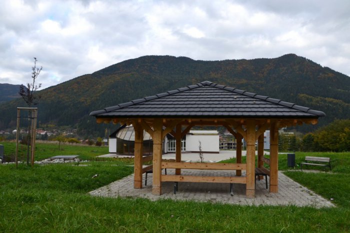 Ilustračný obrázok k článku Prečo treba kamery? Štyri baby si pokojne písali po novom altánku na Klačne