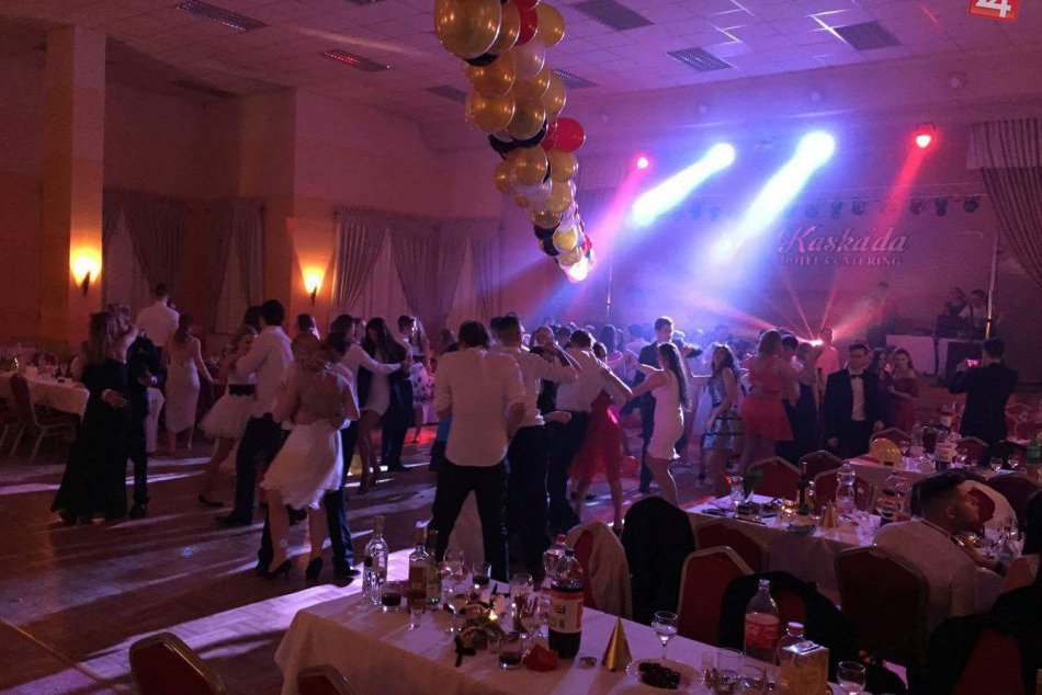 Ilustračný obrázok k článku Keď vymeníme športové tričká za nádherné šaty a obleky. Alebo, plesová sezóna je už v plnom prúde