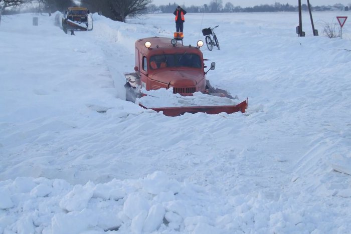 Ilustračný obrázok k článku Michalovskí cestári si starú ruskú frézu nevedia vynachváliť: Spotreba síce skoro ako tank, ale ten výkon! FOTO