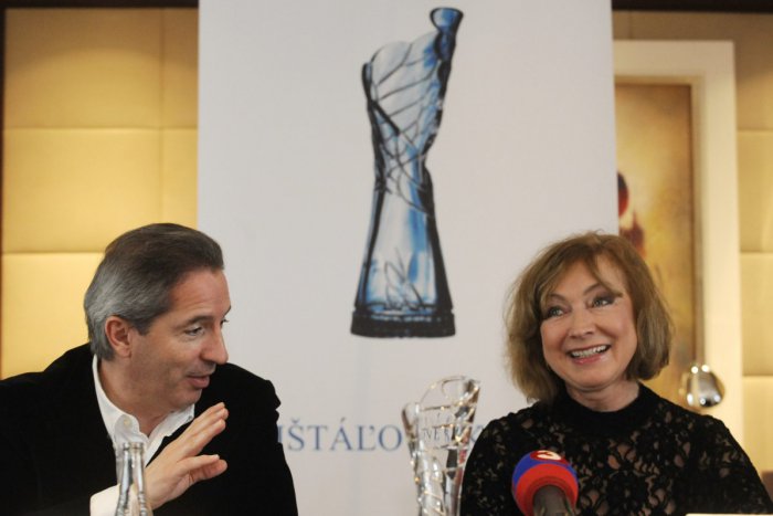 Ilustračný obrázok k článku Blíži sa odovzdávanie Krištáľových krídel. Vieme, kto dostane cenu za celoživotné dielo