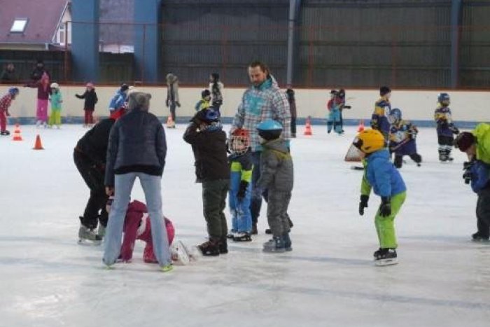 Ilustračný obrázok k článku Rožňava ožila hokejom: Nechýbal ani vĺčik Goooly!