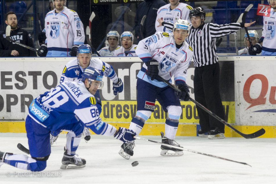 Ilustračný obrázok k článku Diváci v Poprade videli zápas chudobný na góly. Rozuzlenie priniesli až samostatné nájazdy