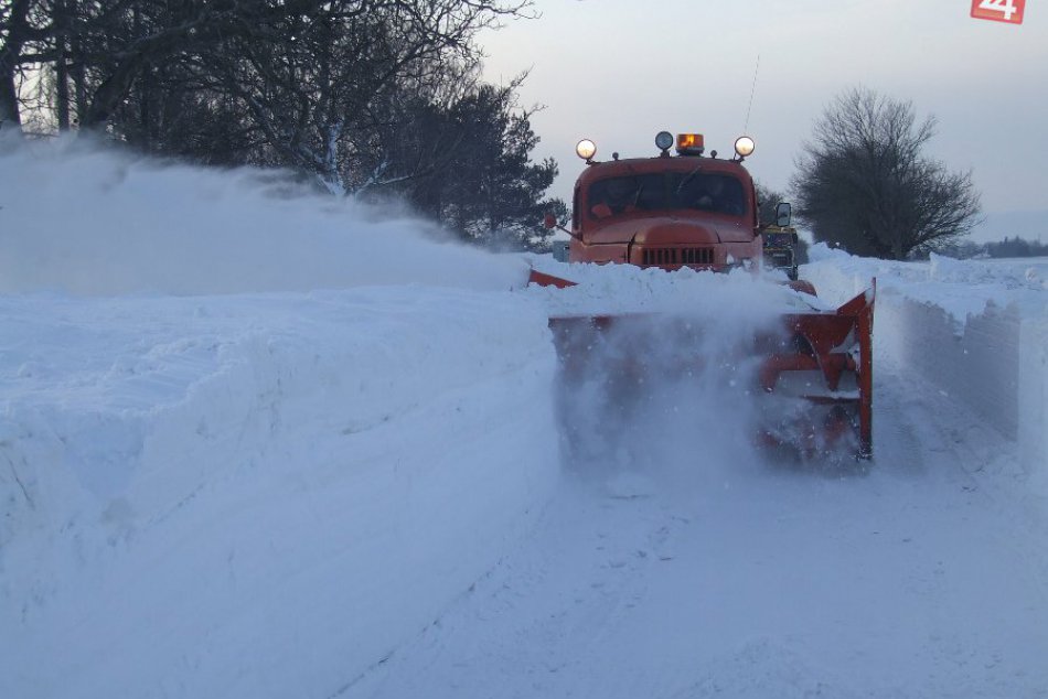 Ilustračný obrázok k článku Cestári z východu majú eso v rukáve: Túto starú ruskú mašinu nezastavia ani 5 metrové záveje! FOTO z akcie