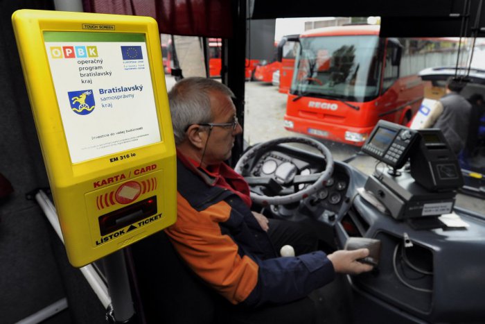Ilustračný obrázok k článku Ceny čipovej karty, bez ktorej bratislavskí dôchodcovia nemôžu cestovať, sa výrazne líšia. Chce na nich niekto zarobiť?