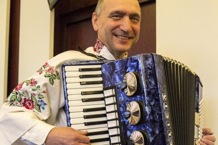 Ilustračný obrázok k článku Takéto otvorenie zastupiteľstva zažil Poprad: Viceprimátor s harmonikou a to ešte nebolo všetko...