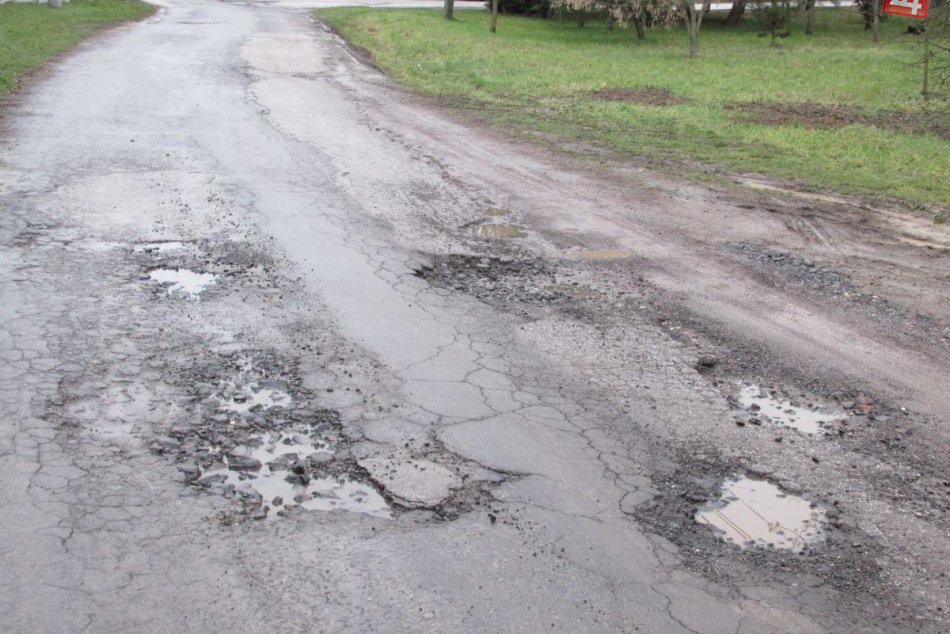 Ilustračný obrázok k článku Vrakunčania môžu výtlky na cestách nahlasovať aj tento rok mailom