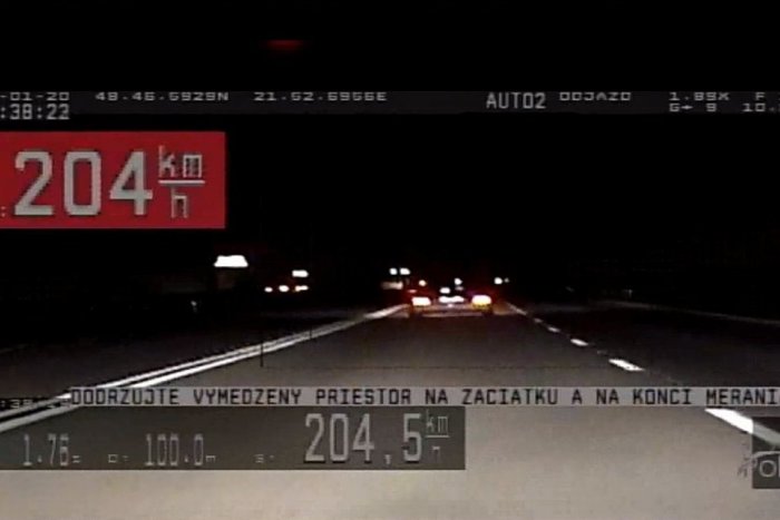Ilustračný obrázok k článku Pokutu 800 eur zaplatil na mieste. Vodič (36) mercedesu prekročil povolenú rýchlosť o 104 km/h! FOTO