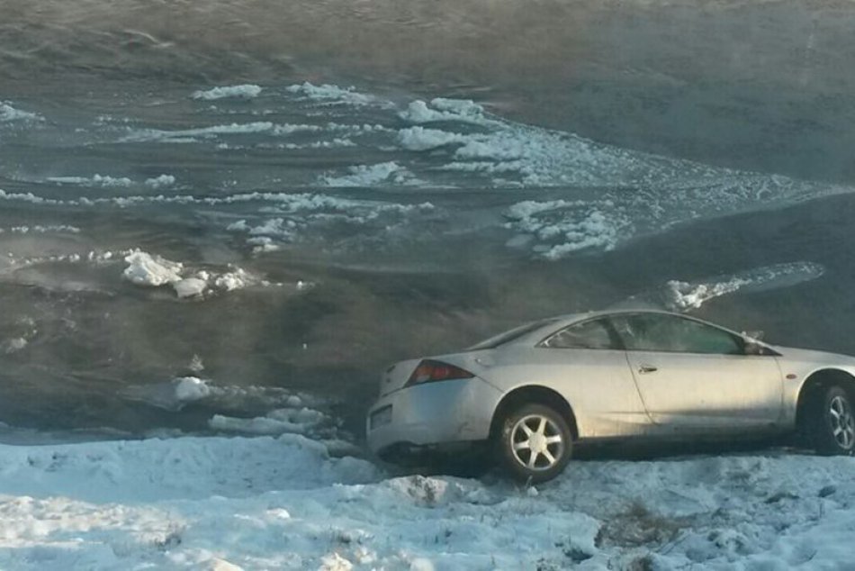 Ilustračný obrázok k článku Aktualita: Hasiči vyťahovali z Hrona auto, FOTO