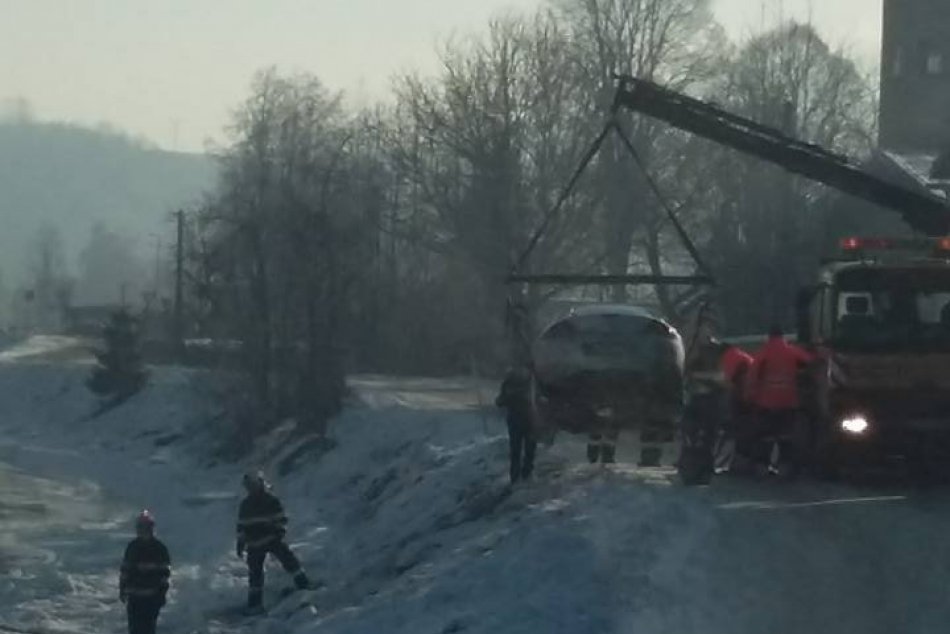 Ilustračný obrázok k článku Auto v Hrone pri autobusovej stanici: Policajti vysvetľujú, čo sa vlastne stalo