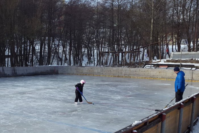 Ilustračný obrázok k článku Ak obľubujete zimné radovánky, toto vás poteší: V centre bystrického sídliska otvorili vonkajšiu ľadovú plochu