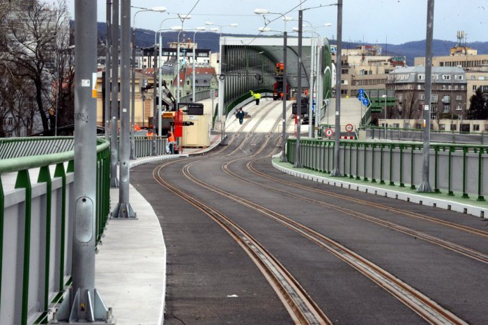 Ilustračný obrázok k článku Električkovú trať do Petržalky budú predlžovať. Pozdĺž celej trasy sú naplánované cyklochodníky