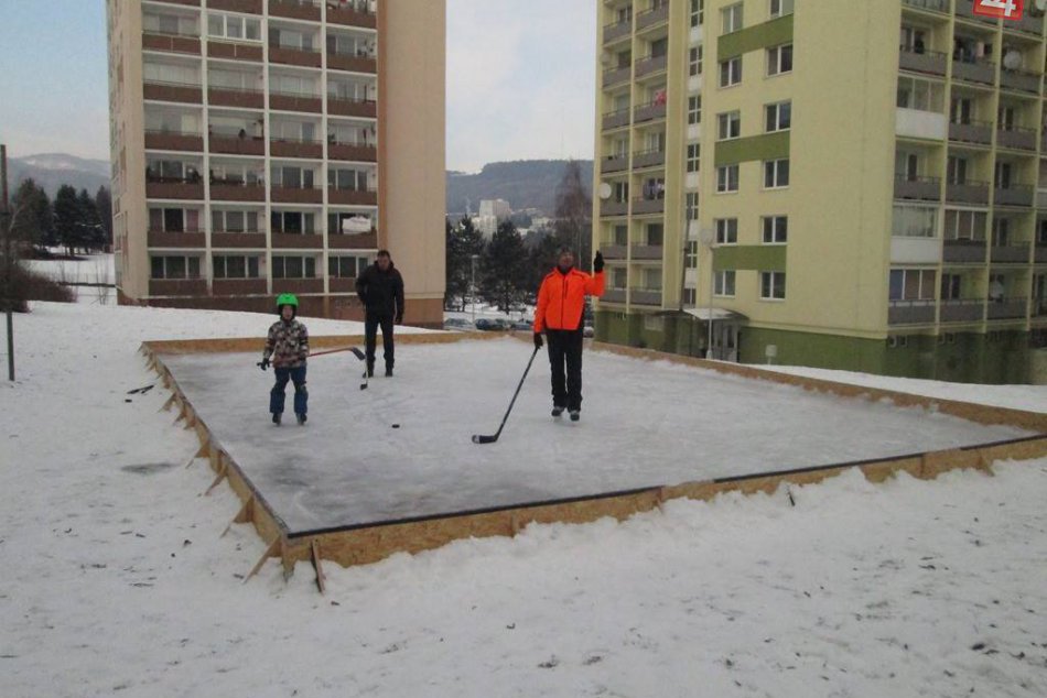 Ilustračný obrázok k článku Bystričania spojili sily a výsledok stojí za to: Medzi domami si prvýkrát vytvorili klzisko, pomáhali dôchodcovia aj deti :)