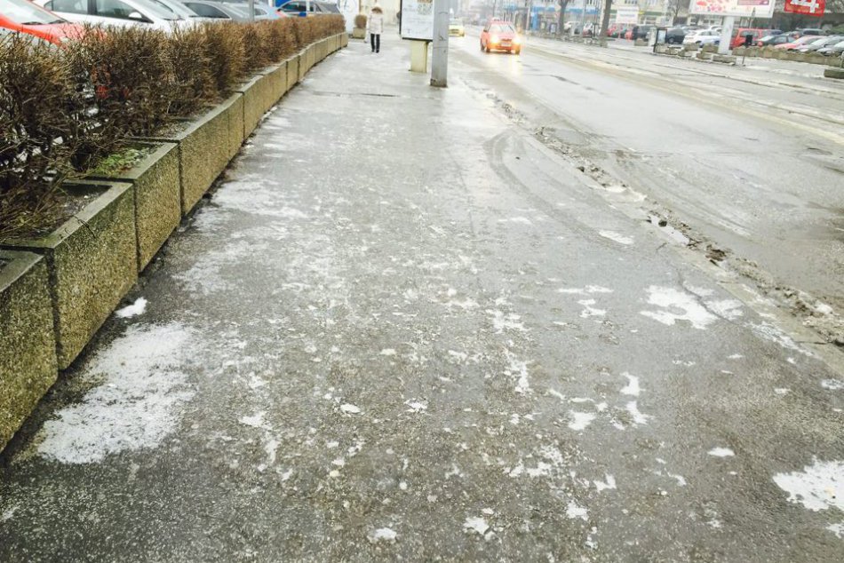 Ilustračný obrázok k článku Pozor na cestách, môže to kĺzať: Platí výstraha pred poľadovicou