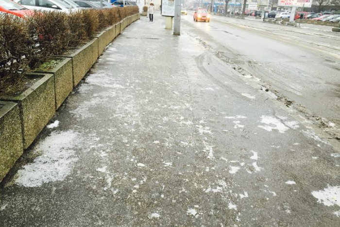 Ilustračný obrázok k článku OBRAZOM: Bratislava sa premenila na klzisko. Vodiči aj chodci sa sťažujú na neposypané chodníky a cesty