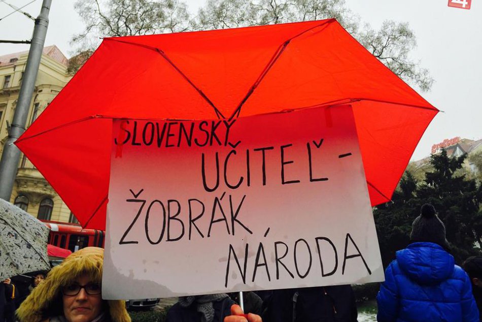 Ilustračný obrázok k článku Učitelia sa nevzdávajú, chystajú ďalšiu protestnú akciu. V pondelok chcú vytvoriť živú reťaz