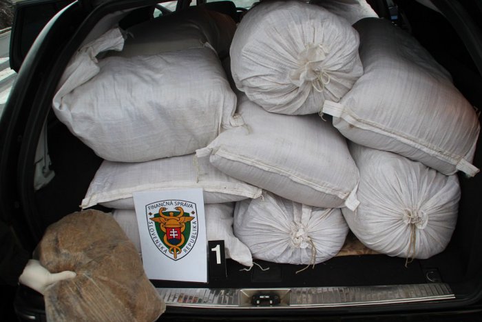 Ilustračný obrázok k článku Dvojica mala v aute riadne plno: Stovky kíl nelegálneho tabaku!