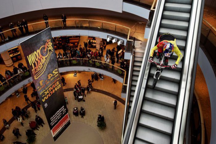 Ilustračný obrázok k článku Preteky v zjazde na bicykloch priamo v nákupnom centre? Už vo februári v Bratislave