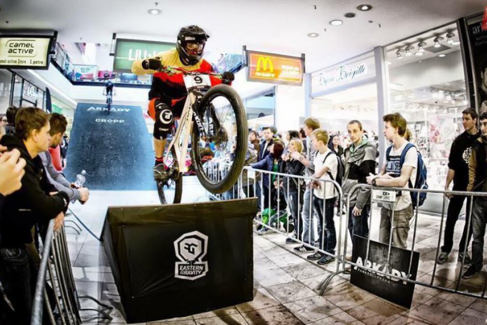 Ilustračný obrázok k článku ROZHOVOR: Preteky v zjazde na bicykloch v nákupnom centre: „Všetci, ktorí jazdia majú strach, ten strach je s nami.“