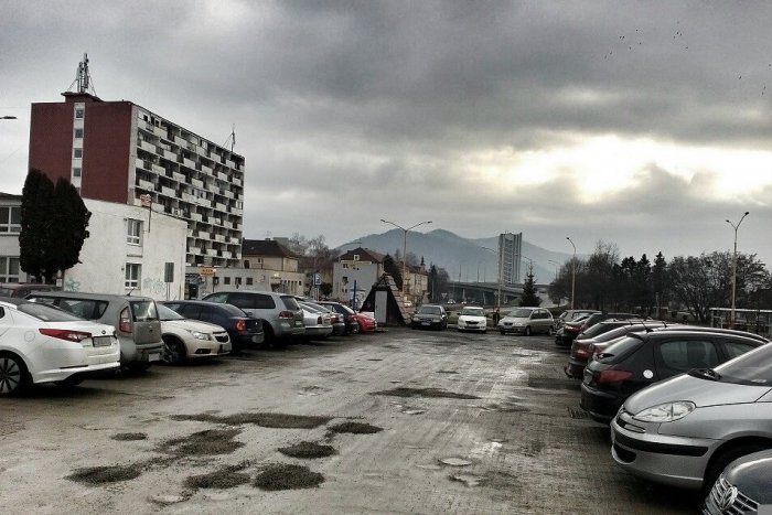 Ilustračný obrázok k článku V prípade už padlo obvinenie. Na humenskom parkovisku vyčíňal sprejer