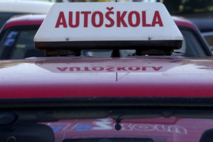 Ilustračný obrázok k článku Policajti riešia kuriózny prípad: Mladík v autoškole vykonal niekoľko jázd, teraz čelí obvineniu!