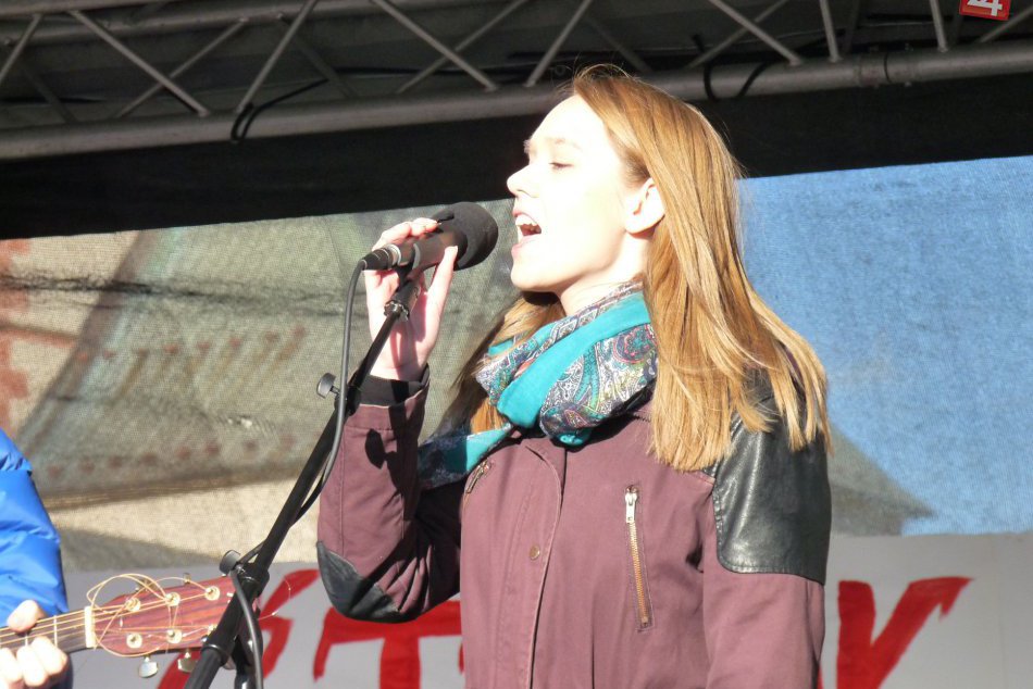 Ilustračný obrázok k článku Silný moment na bystrickom námestí: Gymnazistka Simona (17) dojímavo podporila učiteľov, VIDEO