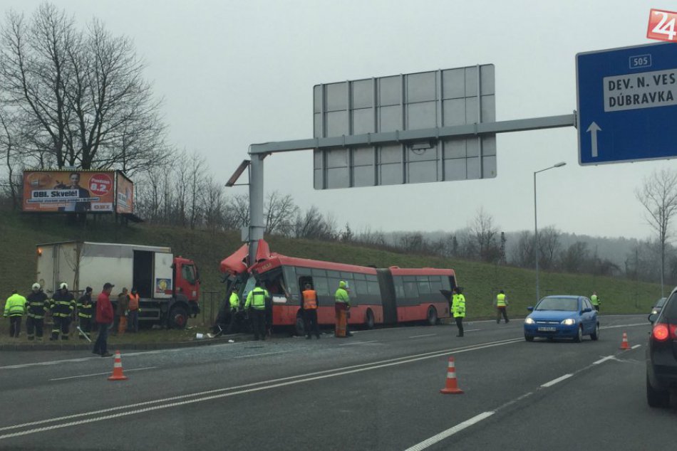 Ilustračný obrázok k článku V Univerzitnej nemocnici ošetrili šestnásť zranených po nehode autobusu MHD