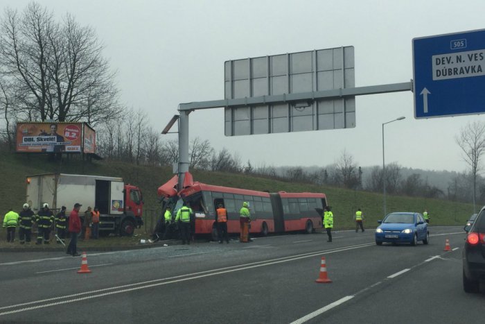 Ilustračný obrázok k článku Po sobotňajšej nehode autobusu MHD zostáva v nemocnici osem zranených