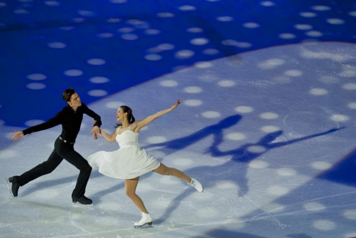 Ilustračný obrázok k článku Krasokorčuliarska exhibícia: Klauni, džínsové šortky a salto dozadu