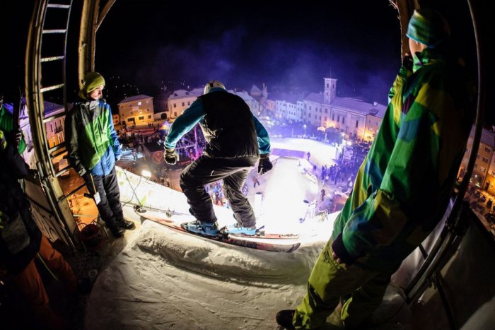 Ilustračný obrázok k článku Prípravy na Big Air v plnom prúde: Skokanský mostík, aký kremnické námestie ešte nezažilo!