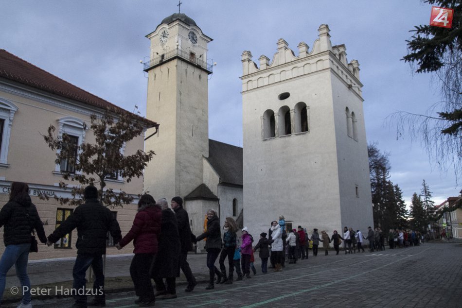 Ilustračný obrázok k článku Živá reťaz učiteľov v Poprade: Štrajkujúcich prišli podporiť aj rodičia a študenti
