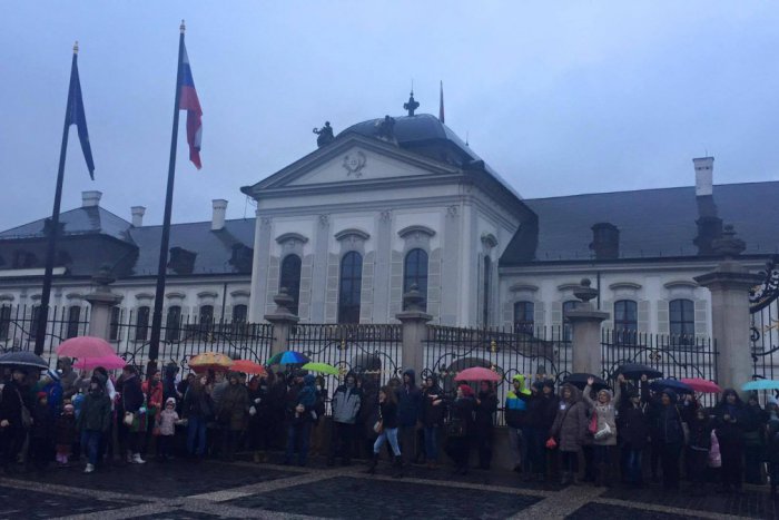 Ilustračný obrázok k článku Online: Učitelia, rodičia i deti vytvorili niekoľkokilometrovú živú reťaz. "Stálo to za to!" hovoria organizátori