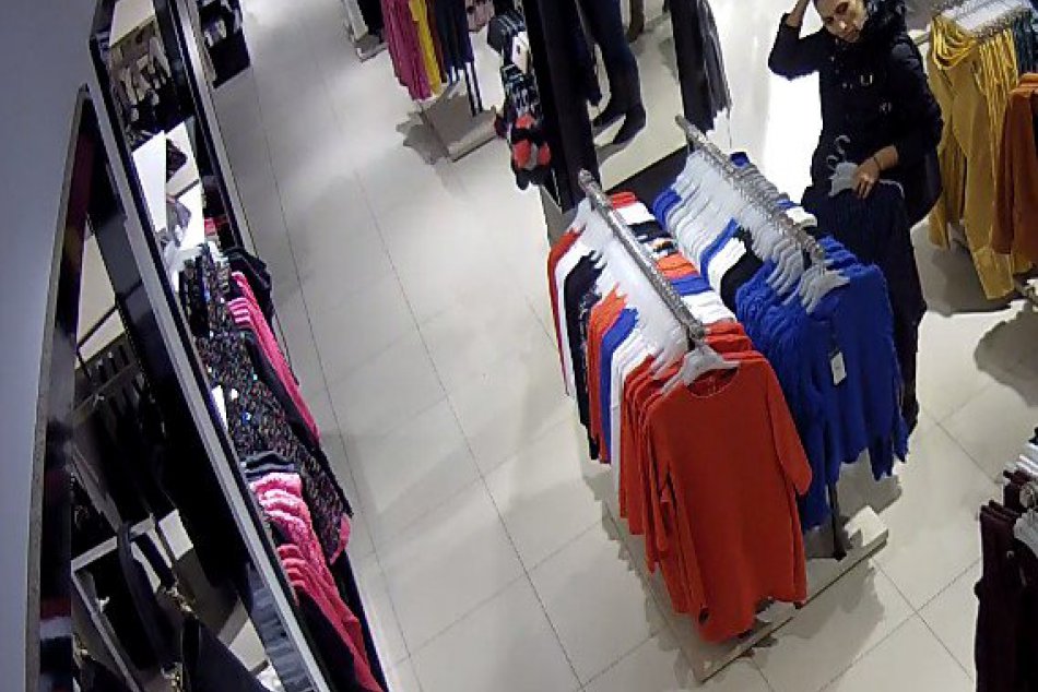 Ilustračný obrázok k článku V Trnave zmizli peňaženky priamo z kabeliek: Polícia hľadá ženu z kamerových záberov!