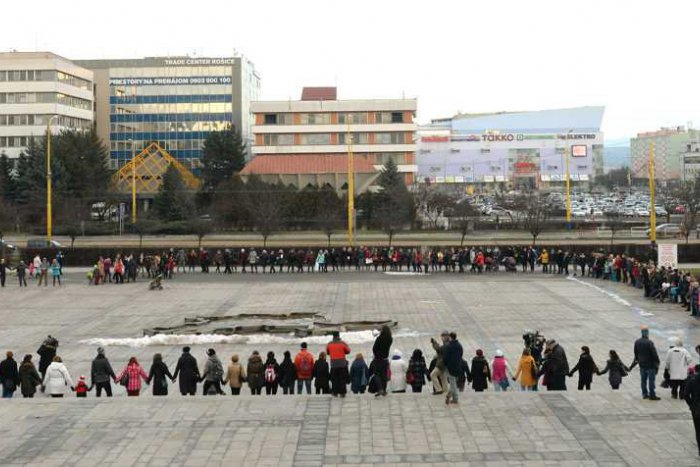 Ilustračný obrázok k článku Štrajk učiteľov v Košiciach: Pred magistrátom vytvorili živú reťaz, FOTO