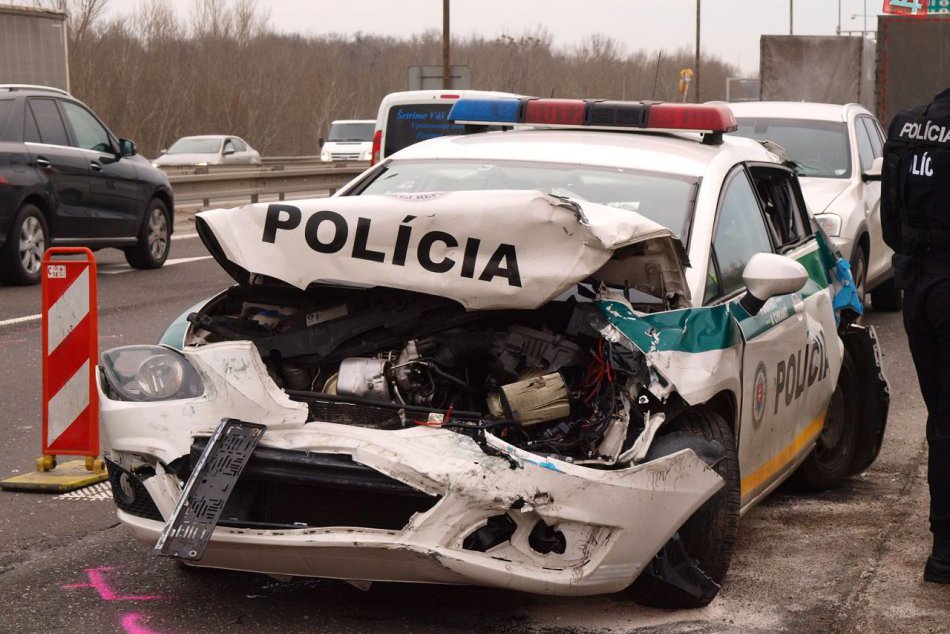 Ilustračný obrázok k článku Polícia zverejnila video z nehody na Moste Lafranconi, pri ktorej sa ťažko zranili dvaja policajti FOTO+VIDEO