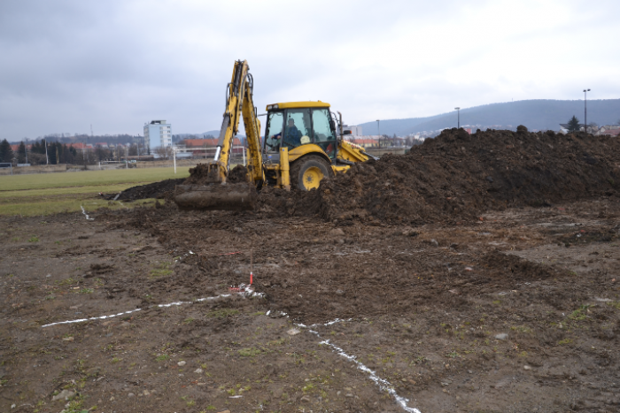 Ilustračný obrázok k článku Na leto bude už pripravené. V Humennom sa začalo stavať nové multifunkčné ihrisko!