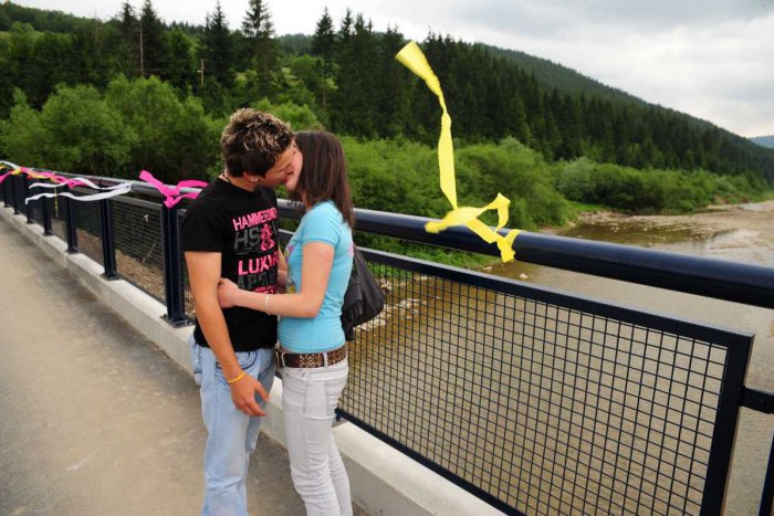 Ilustračný obrázok k článku Tínedžeri v Košiciach išli s farbou von: Päť miest, kam voláme dievčatá na prvé rande