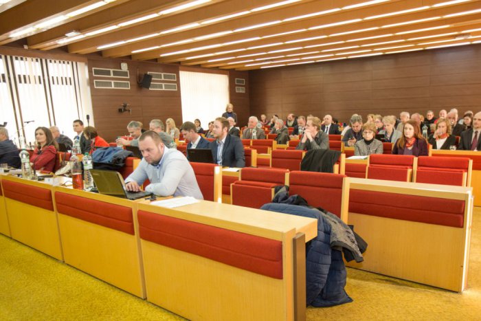 Ilustračný obrázok k článku V mikulášskom parlamente to vrie: Časť poslancov odišla!