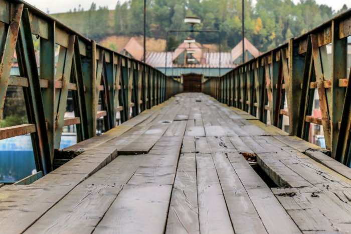 Ilustračný obrázok k článku Známa lávka ponad trať sa znovu otvorí: Prví Brezňania by mohli po nej prejsť už čoskoro