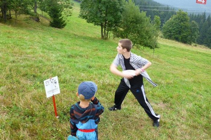 Ilustračný obrázok k článku Netradičné športy v Hlohovci: Disc Golf spája radosť z pohybu po prírode so súťažením